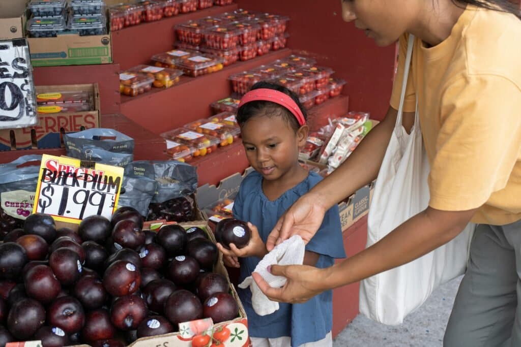A-parent-teaching their-child-how-to-read-food-labels