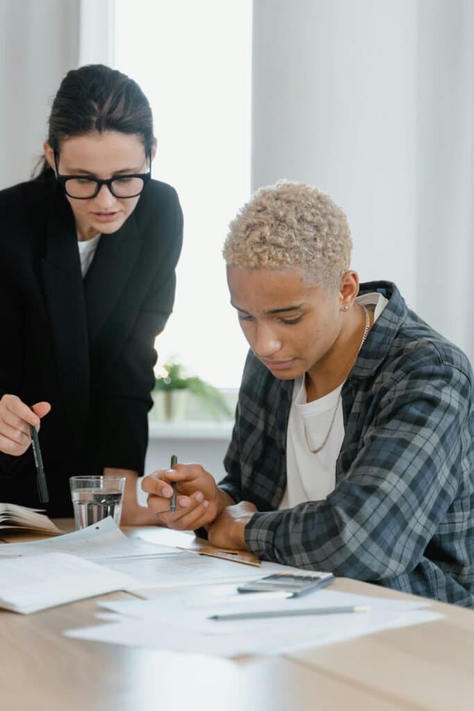 Student-using-microlearning-strategies-students-can-access-for-engaging-learning-techniques-SA