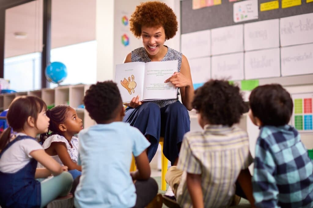 A-teacher-helping-her-students-learn-to-read-a-hopeful-step-toward-universal-literacy-in-South-Africa